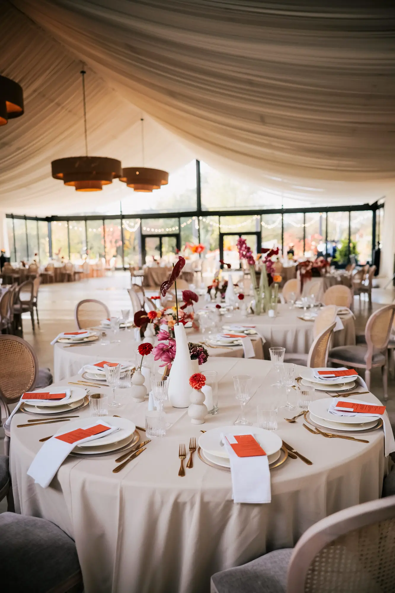 Luxurious wedding reception setup at Majestic Park venue, featuring elegant round tables and floral decorations by Catering Majetic.