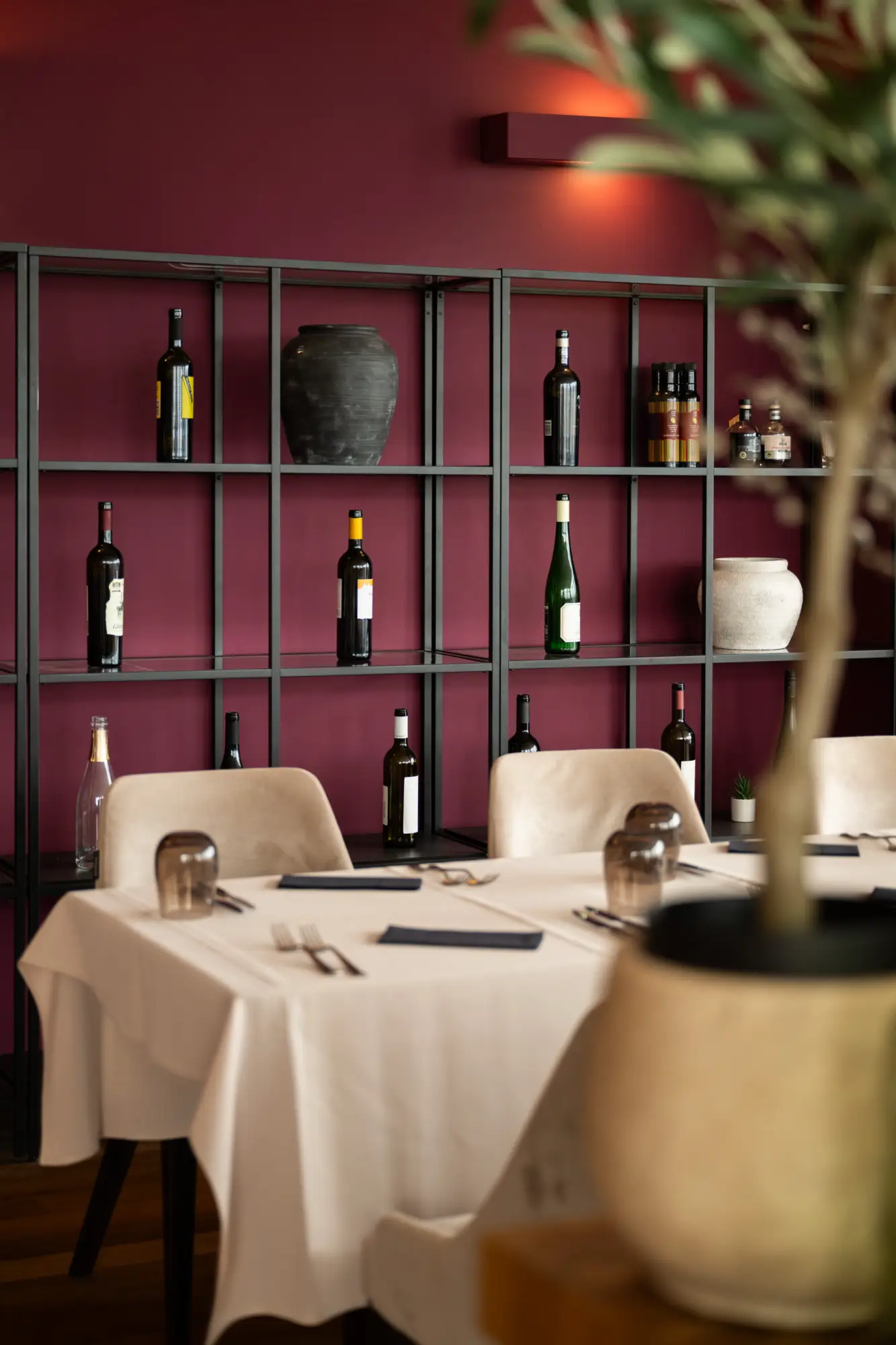 Modern and elegant interior of Eateria restaurant venue, showcasing a sophisticated dining setup for corporate events by Catering Majetic.