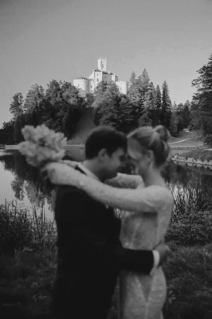 Romantic black and white portrait of a bride and groom at Trakoscan Castle, featuring destination wedding catering by Catering Majetic.